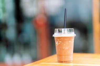 Plastik bardakta kakao suyu ve masada pipet. Boşluğu kopyala.