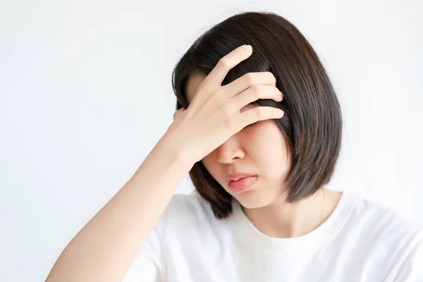 Kobieta Masująca Głowę Powodu Migreny Pojęcie Problemów Zdrowotnych — Zdjęcie stockowe