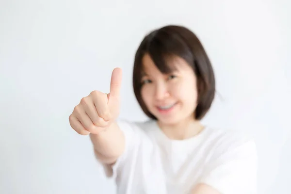Жінка Білій Сукні Білому Тлі Дає Великий Палець Щасливо — стокове фото