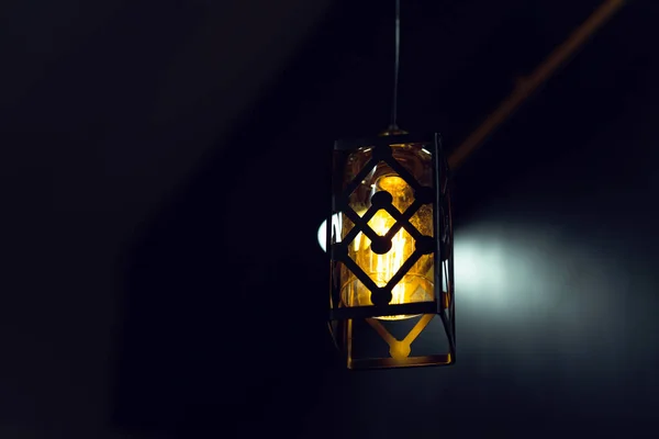 天井から吊るされた鉄のフレームを持つ装飾的なランプは 金で照らされています 室内コンセプト — ストック写真
