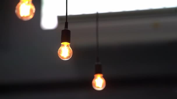 Det Fladdrande Ljuset Från Glödlamporna Som Hänger Taket Dekorerar Caféet — Stockvideo