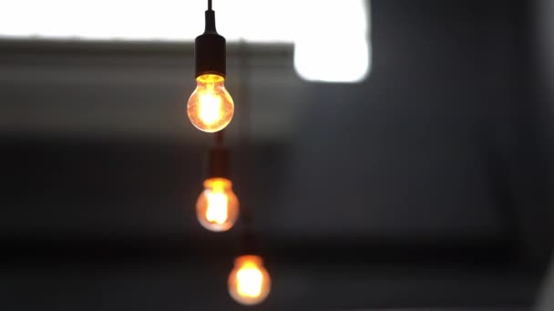 挂在天花板上的灯泡闪烁着光芒 装饰着咖啡厅温暖的橙色 — 图库视频影像