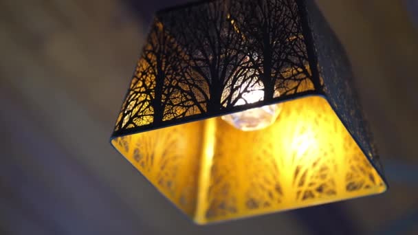 Tavandan Sarkıtılmış Dikdörtgen Bir Demir Çerçeveli Bir Lamba Altınla Aydınlatılıyor — Stok video