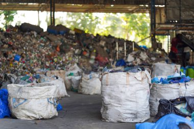 Hua Hin, Tayland - 22 Aralık 2022: Tayland 'daki fabrikalarda geri dönüşüm bekleyen çöp yığınları.