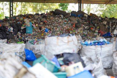 Hua Hin, Tayland - 22 Aralık 2022: Çöp toplama tesisinde geri dönüşüm için ayrılan çöp.