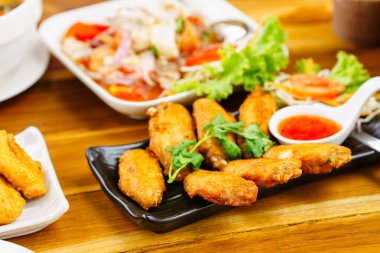 Lokantada siyah tabakta kızarmış tavuk kanadı..