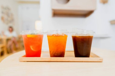 Kahve ve çay, kafenin masasına plastik bardaklarda buzlu olsun. Boşluğu kopyala.