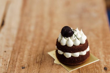 Ahşap masada kırmızı kadife pasta, iştah açıcı dekorasyon, kopyalama alanı.