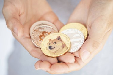 Şifreli altın para. Elinde kripto para sembolü olan bir kadın - web bankacılığı ve uluslararası ağ ödemeleri için elektronik sanal para, seçici odaklanma.