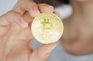 Kripto para birimi altın bitcoin. Elinde kripto para sembolü olan bir kadın - web bankacılığı ve uluslararası ağ ödemeleri için elektronik sanal para, seçici odaklanma.
