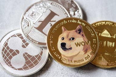 Odaklan ve Dogecoin kripto gümüş sembolünü bulanıklaştır. Teknoloji kripto para bloklama zinciri kullan. Sermaye Kazancı, Temel.