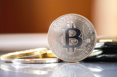Cüzdanlı Bitcoin gümüş paralar, yakın plan. Sanal kripto para birimi kavramı.
