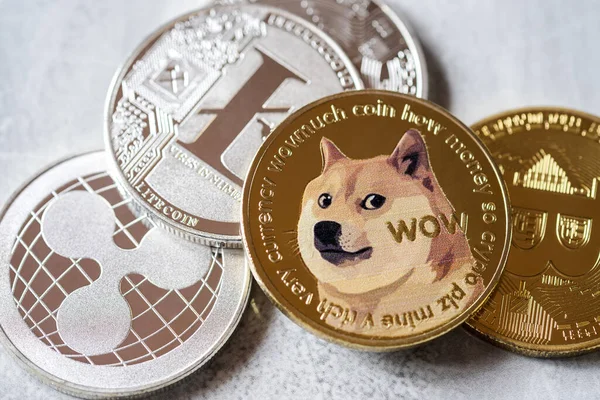 Odaklan ve Dogecoin kripto gümüş sembolünü bulanıklaştır. Teknoloji kripto para bloklama zinciri kullan. Sermaye Kazancı, Temel.