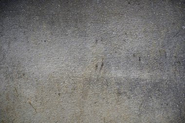 Arka plan çamur lekeleriyle dolu gri beton bir duvar..