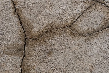 Beton zemin, yerin bozulmasından dolayı çatlamış..