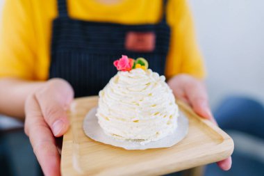 Garsonların tuttuğu tabakta nefis el yapımı kekler..