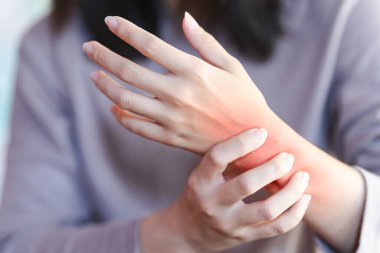 Kadınların bilek ağrısı, elleri uzun süre tekrarlayarak çalışmaktan ya da diyabet, tiroid bezi, bilek çevresindeki tümörler gibi genel hastalıklardan kaynaklanıyor..