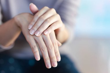 Arka plandaki kadınların yakın plan tırnağı bulanık tırnak sağlığı kavramı bulanık..