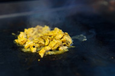 Tavuk eti tavada kızartılıp kebap yapılır..