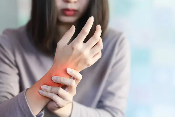 Women\'s wrist pain from using the hands to work repetitively for a long time or from general diseases of the body such as diabetes, thyroid gland, tumors around the wrist.