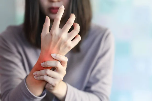 Women\'s wrist pain from using the hands to work repetitively for a long time or from general diseases of the body such as diabetes, thyroid gland, tumors around the wrist.