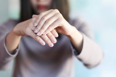 Arka plandaki kadınların yakın plan tırnağı bulanık tırnak sağlığı kavramı bulanık..