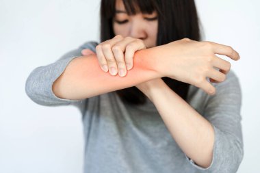 Bir kadının bileği ağrır ve kırmızı bir bölge acı noktasını gösterir..