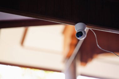 Evin tavanına güvenlik kameraları yerleştirildi..