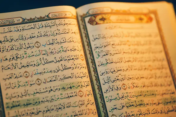 Quran Opens Showing Beautiful Arabic Characters — Stock Photo, Image