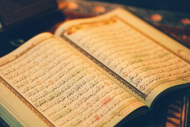 Açılmış bir kitaptır Kur 'an' la,.