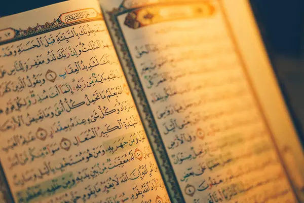 Arap harfleriyle açılan antik kutsal kitap.
