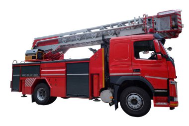 Geniş merdivenli kırmızı itfaiye aracı acil müdahale için hazır. Beyaz arkaplanda izole edilmiş, kırpma yolu.