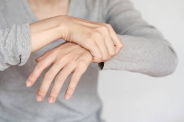 Bilek ağrısı ya da eklem iltihabı konsepti gösteren, eklem ağrısıyla ilgili sağlık ve tıbbi sorunların vurgulandığı ellerin yakın çekimi.