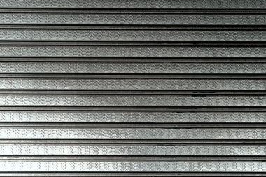 Yatay çizgileri olan metal kepenk dokusu. Arkaplan, endüstriyel tasarım ve inşaat malzemeleri için ideal.