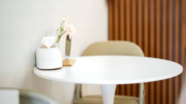 Küçük bir vazo ve mendil tutacağı olan zarif minimalist masa rahat ve temiz bir iç mekan yaratıyor..