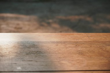 Yumuşak, sıcak aydınlatma altında doğal tahıl desenleri içeren, güzel desenli ahşap masa yüzeyinin yakın çekim görüntüsü..