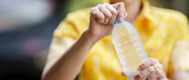 El açıcı su şişesi, ferahlatıcı susuzluk anı yakalandı..