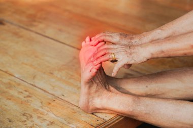 Nazik eller ayak masajı, gösterişli güzellik ve rahatlama. Sıcak ahşap yüzey bu rahatlatıcı ana doğal bir dokunuş ekler..