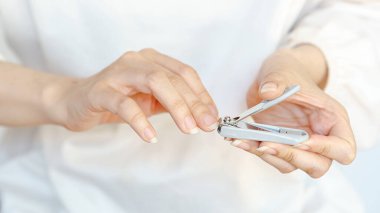 Bir kişi çok araçlı bir araç tutuyor ve onu çeşitli görevler için kullanmaya hazırlanıyor.