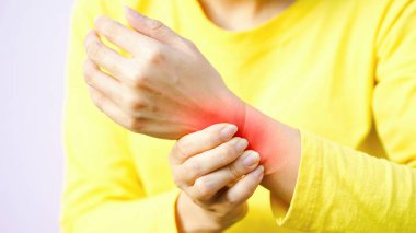 Bilek ağrısı kronik terapi konsepti. Bileğini rahatsızlık içinde tutan kişi, acı ya da yaralanma belirtileri gösteriyor..