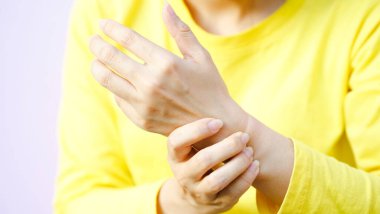 Bilek ağrısı kronik terapi konsepti. Sarı gömlekli bir kişi bileğini tutuyor, rahatsızlık ya da acı hissi veriyor..