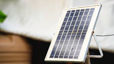 Bir güneş paneli enerji teknolojisi yenilenebilir elektrik sürdürülebilir çevre temiz alternatif yeşil eko cihazı elektrik