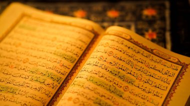 Kültürel önemi ve maneviyatını yansıtan karmaşık metin ve altın detaylarıyla açık bir kitap.