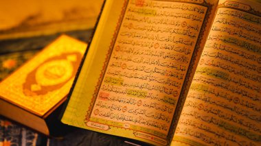 İslami kutsal kitap süslemeli sayfalar, karmaşık el yazısı ve tasarım öğeleri sergileniyor..
