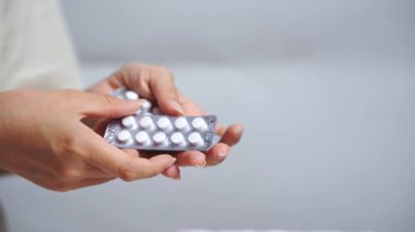 Beyaz hap paketi el, ilaç ve sağlık hizmetleri kavramını tutan kişi sağlık farkındalığı ve ilaç kullanımını destekliyor