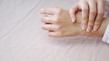 Ağrı kesici için bileğini tutan kadın, kadın elinin yakınlığı, nazik bilek masajı, sağlık ve sağlık hizmetleri.