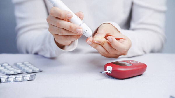 Тест на глюкозу крови диабет руки пальца глюкозы пальца руки Ланцет лекарства здравоохранения закрыть мониторинг