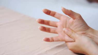 Parmak ve avuç içi rahatsızlığı için el masajı, yumuşak cilt bakımı ve etkili rahatlama için parmak esnetme egzersizleri.