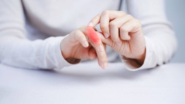 Parmak ağrısı, el iltihabı, cilt kapama, sağlık yaralanması, kızarıklık, dokunma, tıbbi eklem sorunu, şişmiş rahatsızlık.