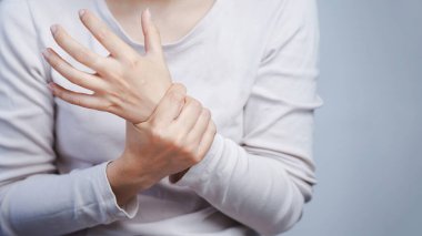 Eklem iltihabı ya da yaralanmada iki elinle bileğini tutmak ağrı ya da rahatsızlık verir..
